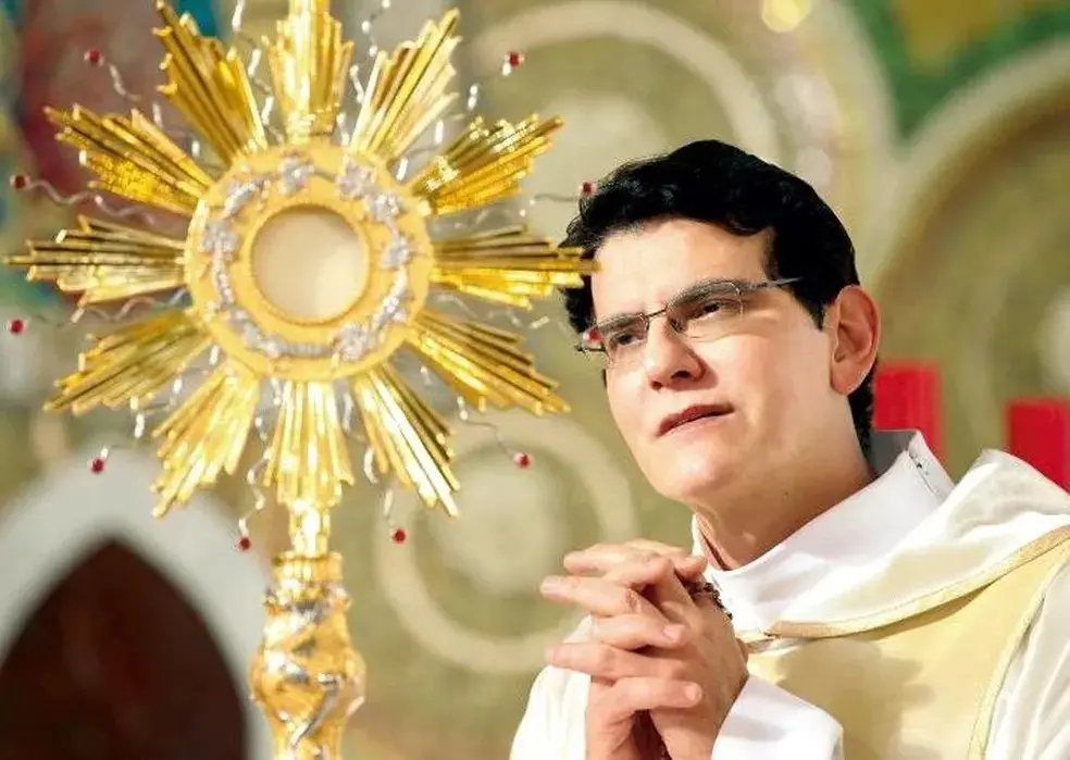 Imagem da notícia: Padre Reginaldo Manzotti tem alta hospitalar após complicações por cirurgia