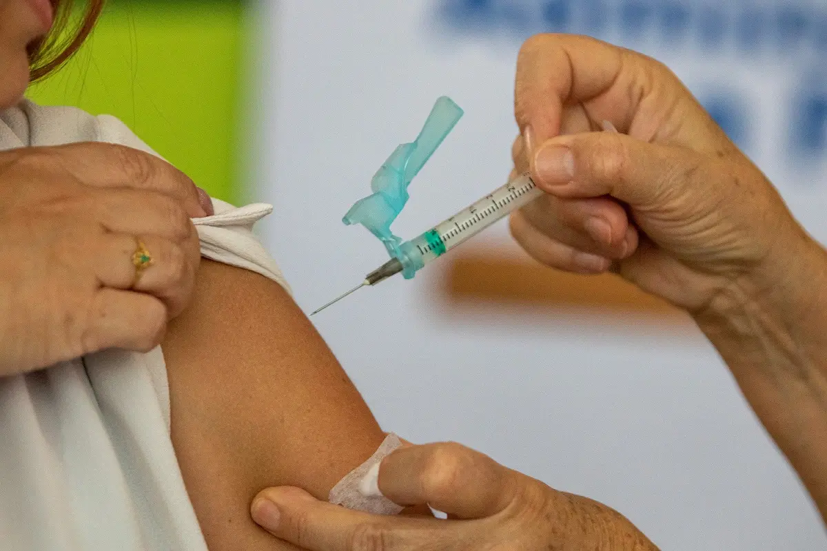 Imagem da notícia: Está protegido contra Covid? Veja como saber se você tem esquema vacinal completo