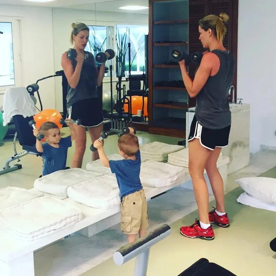 Ana Hickmann fazendo exercício com o filho na academia