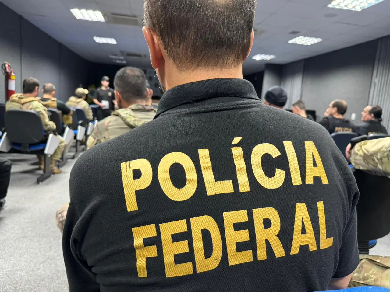 Imagem da notícia: PF investiga mulheres suspeitas de planejar crimes no Ceará para tirar Mauro Albuquerque da SAP