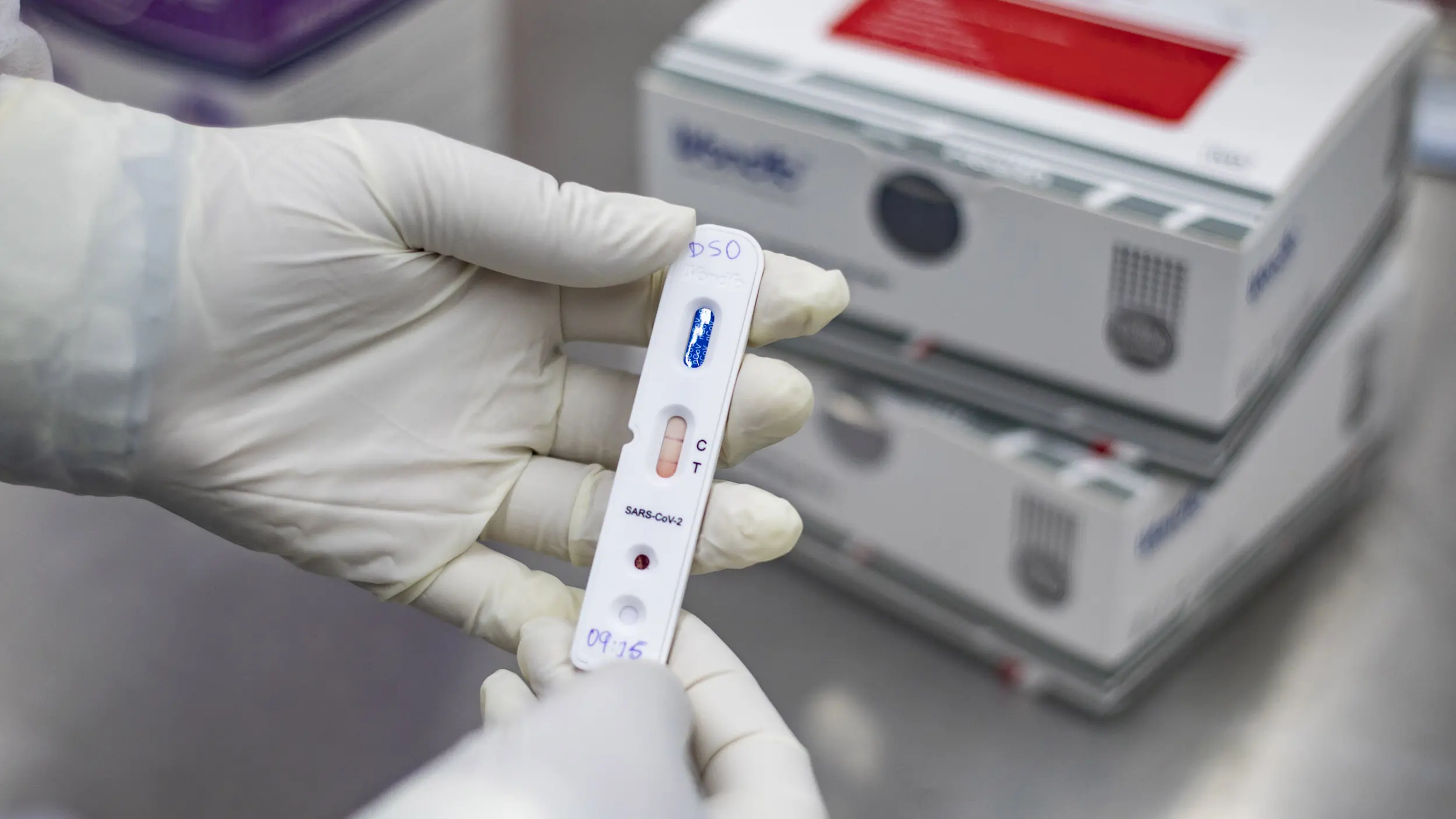 Imagem da notícia: Com menos de 20% vacinados com a bivalente, 1 a cada 5 testes de Covid no CE dá positivo