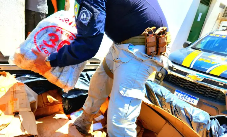 Imagem da notícia: Comerciantes são presos por transporte de 380 kg de carne de caranguejo imprópria para consumo