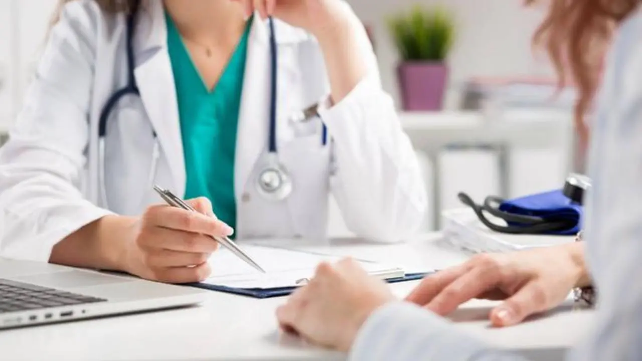Médica em consultório atende a paciente mulher