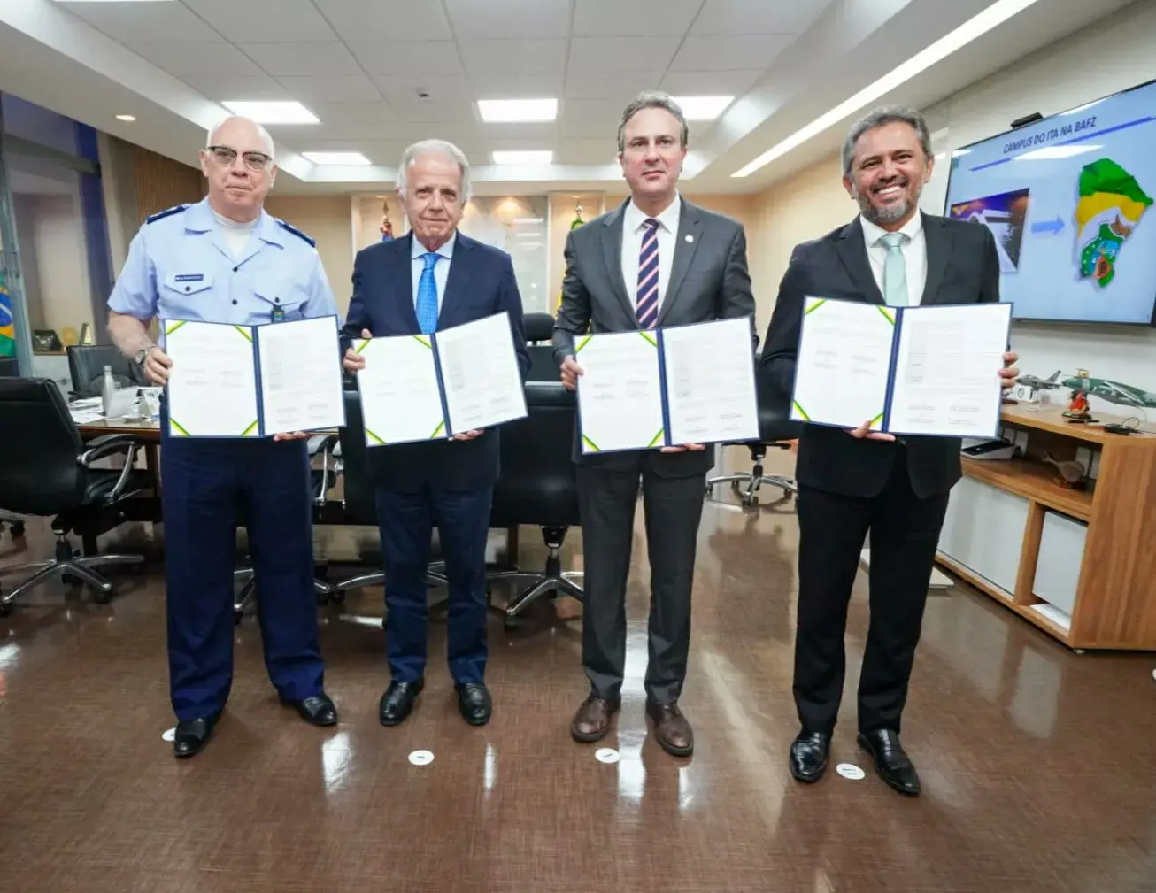 Imagem da notícia: Elmano assina acordo de cooperação técnica para instalação do ITA no Ceará