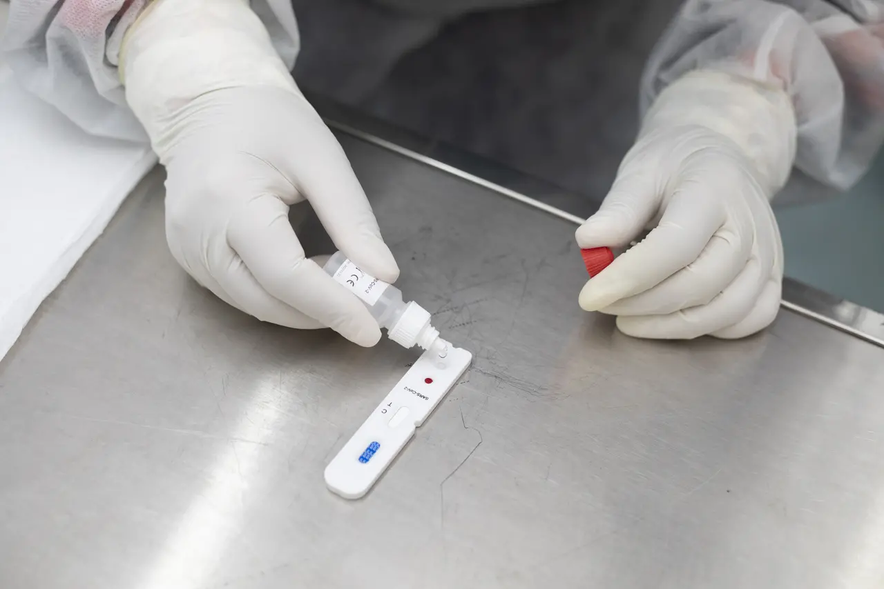 Imagem da notícia: Casos de Covid-19 quase quadruplicam no Ceará na última semana de novembro, aponta Sesa