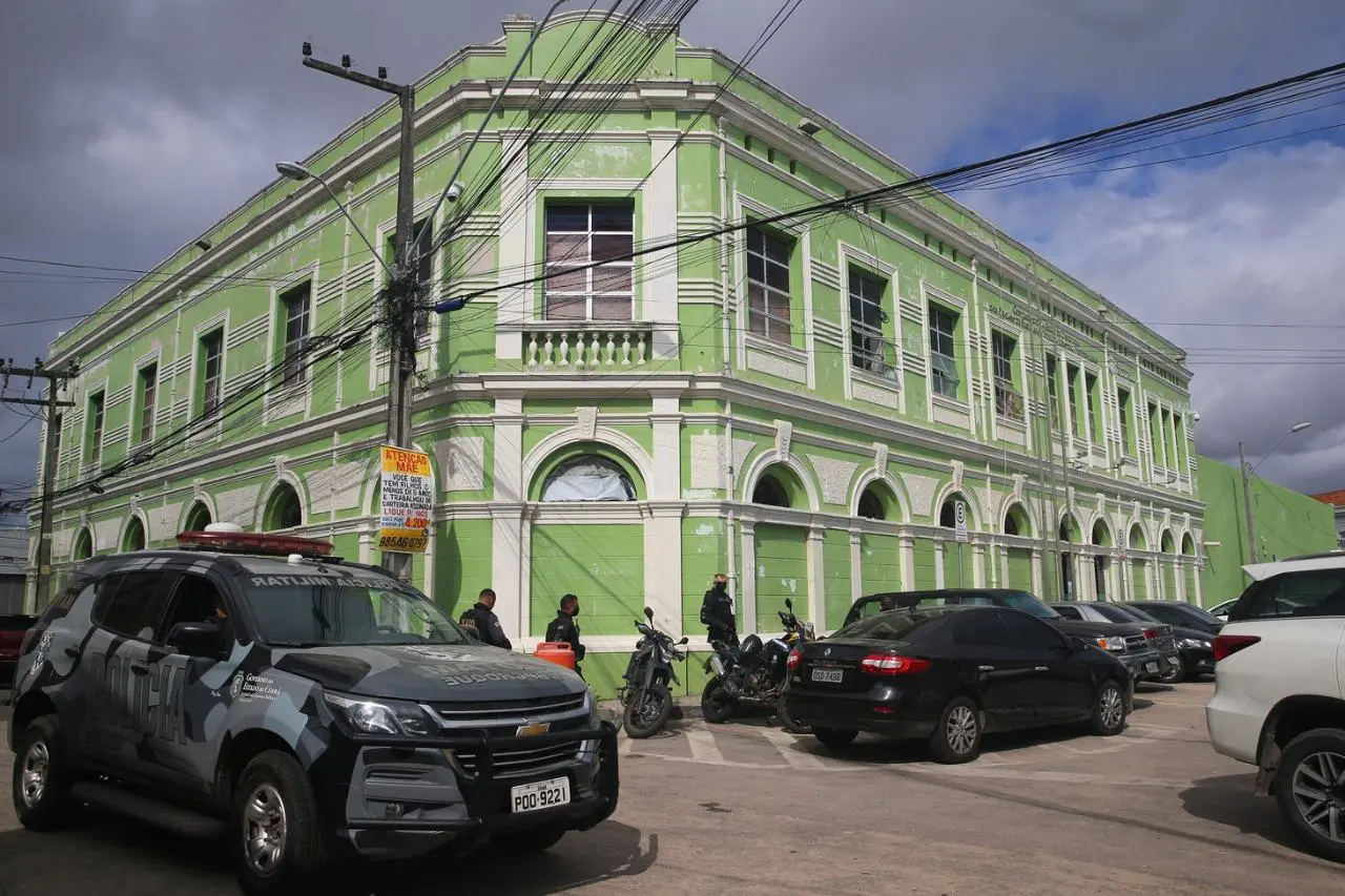 Imagem da notícia: CGD afasta delegado que invadiu escola armado e investiga delegada por tentar induzir vítima