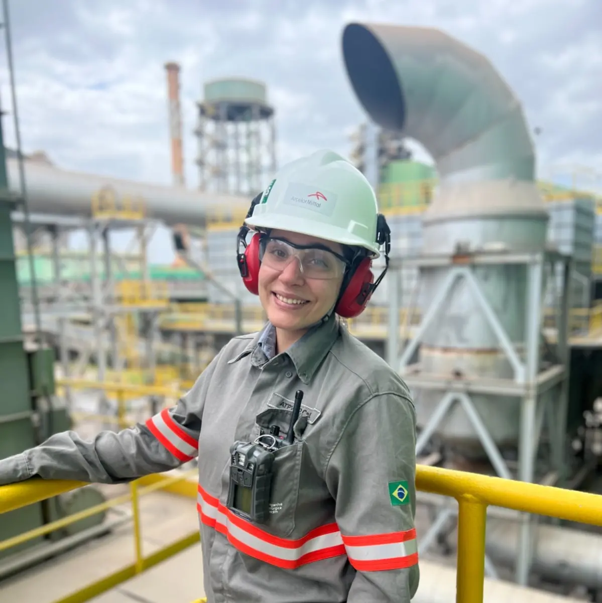 Sabrina com fardamento de engenheira na usina da ArcelorMittal