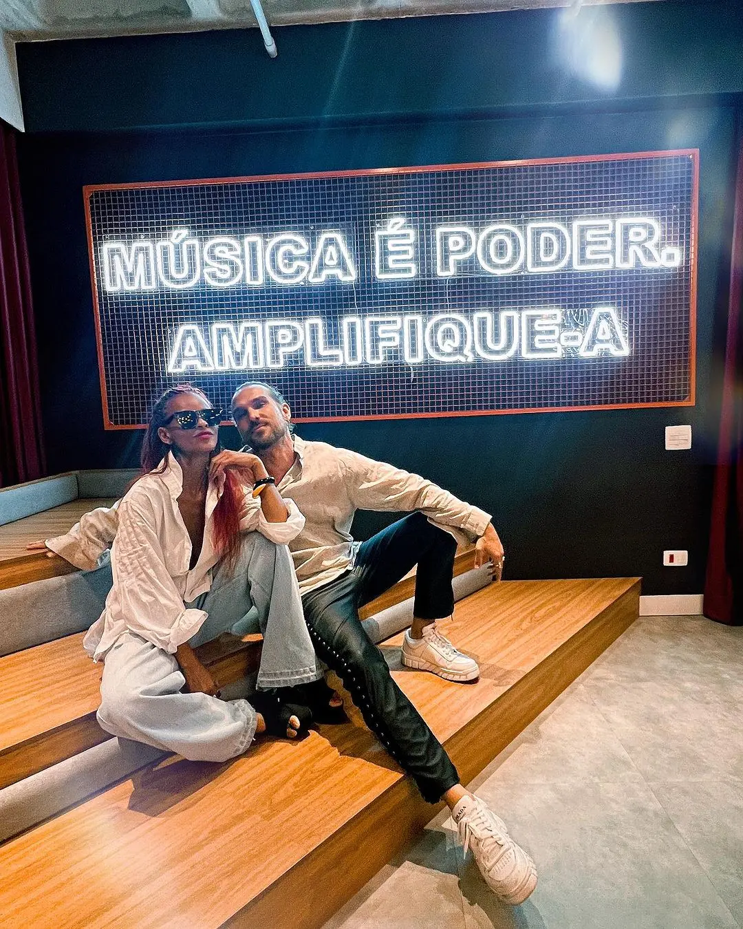 Imagem da notícia: Aline Wirley e o marido Igor Rickli compartilham vídeo com Antonio e os filhos adotivos 