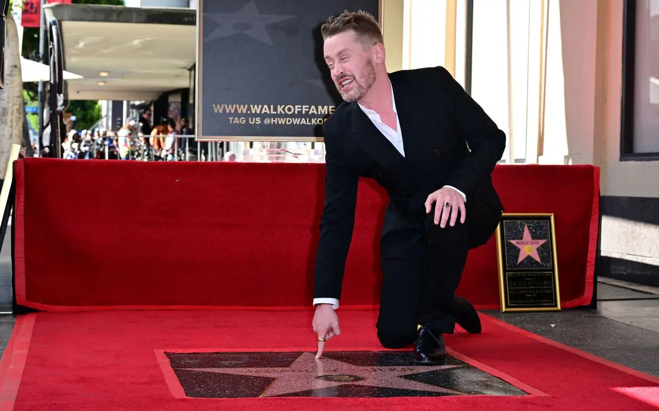Imagem da notícia: Macaulay Culkin ganha estrela na Calçada da Fama e protagoniza momentos com os filhos; veja fotos
