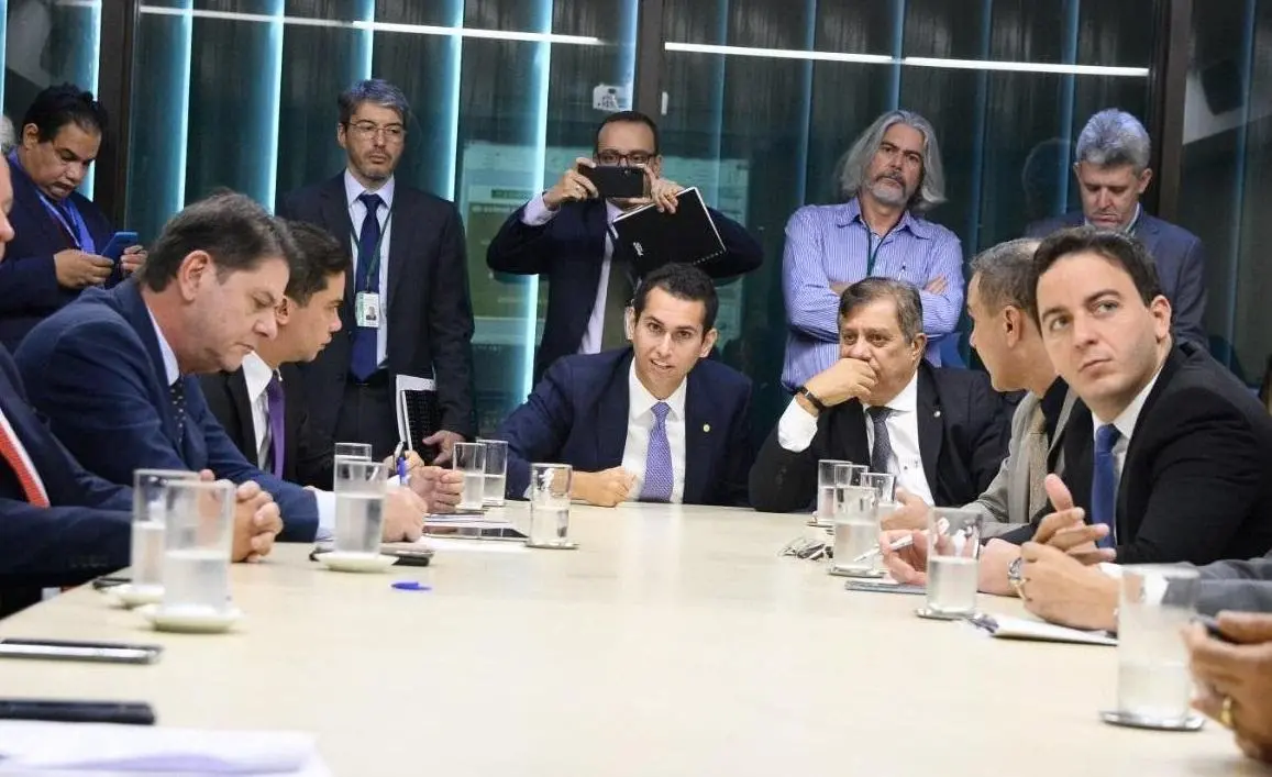 Imagem da notícia: Orçamento 2024: bancada cearense se reúne na terça (5) para definir emendas no último dia de prazo