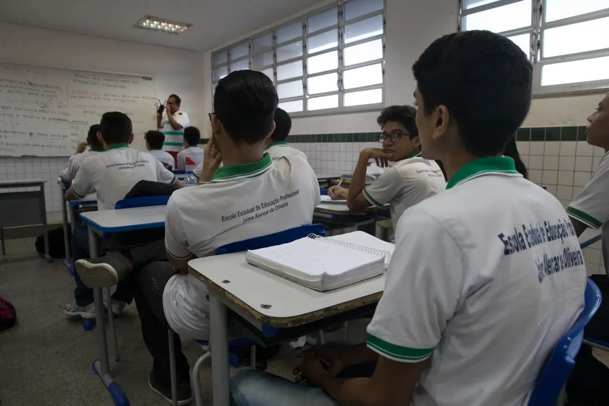 Imagem da notícia: Poupança estudantil poderá beneficiar mais de 180 mil jovens no Ceará; entenda o programa 