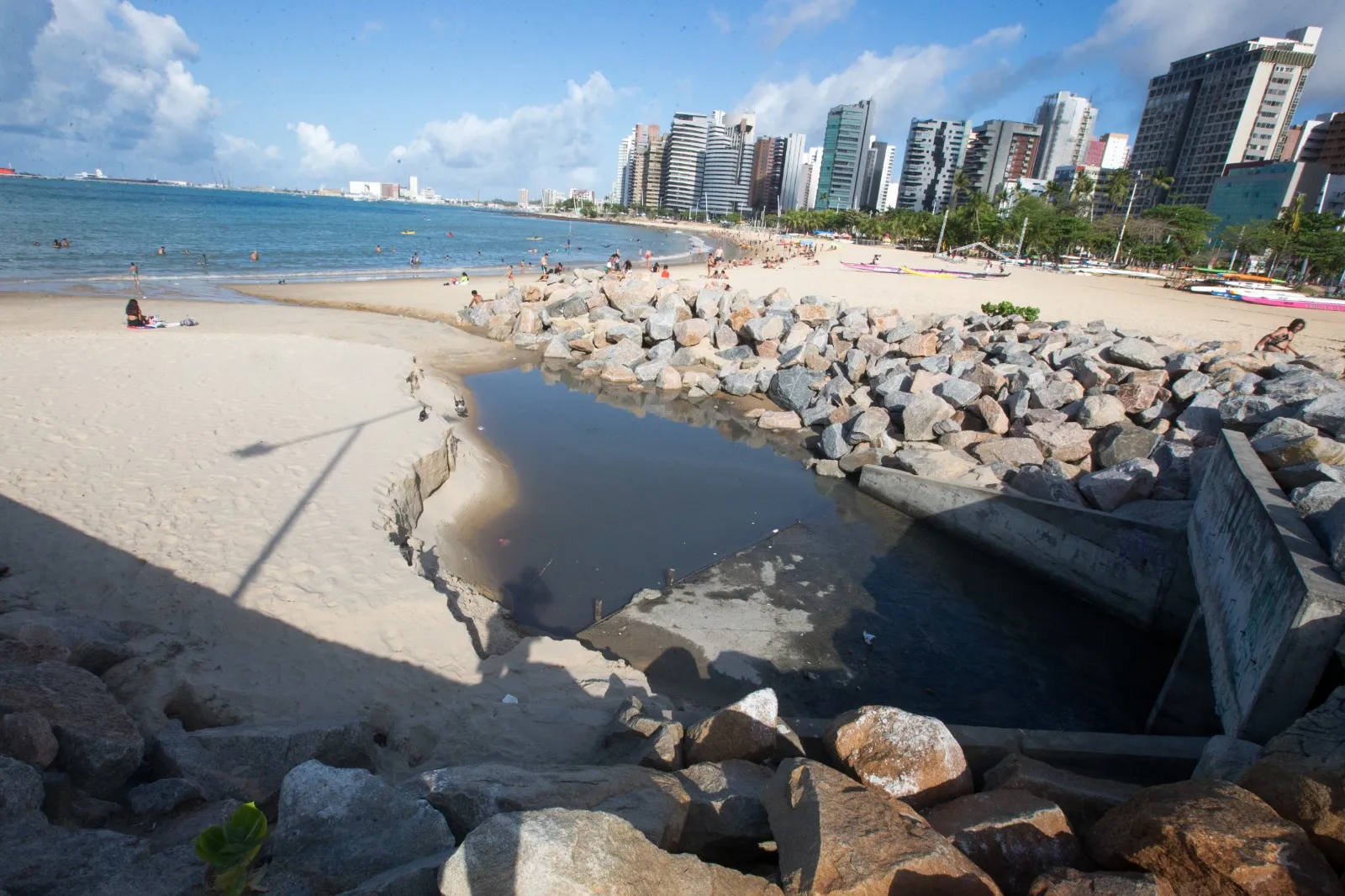 A Cagece tornou apresentou um relatório de ações em relação a 22 endereços listados pela Seuma, com ligações clandestinas à rede de drenagem, gerando impacto nas águas da Praia de Iracema