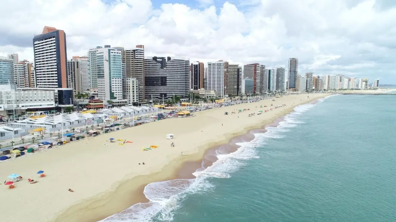 Imagem da notícia: Ceará deve receber 940 mil turistas e gerar receita de R$ 3,3 bilhões na alta estação