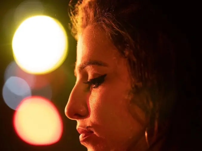 Imagem da notícia: Cinebiografia de Amy Winehouse ganha data de estreia; foto mostra Marisa Abela caracterizada