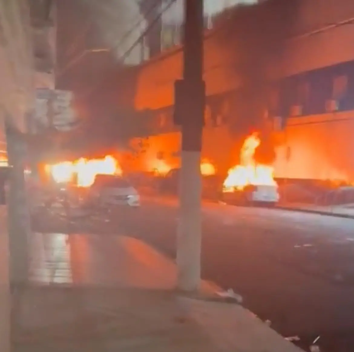 Imagem da notícia: Jogador do Santos, Mendoza tem carro incendiado nos arredores da Vila Belmiro após rebaixamento