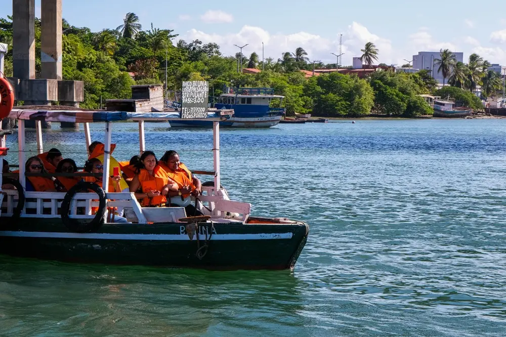 Imagem da notícia: Passeios de barco em Fortaleza são oportunidade irrecusável de sentir e respirar a cidade; veja