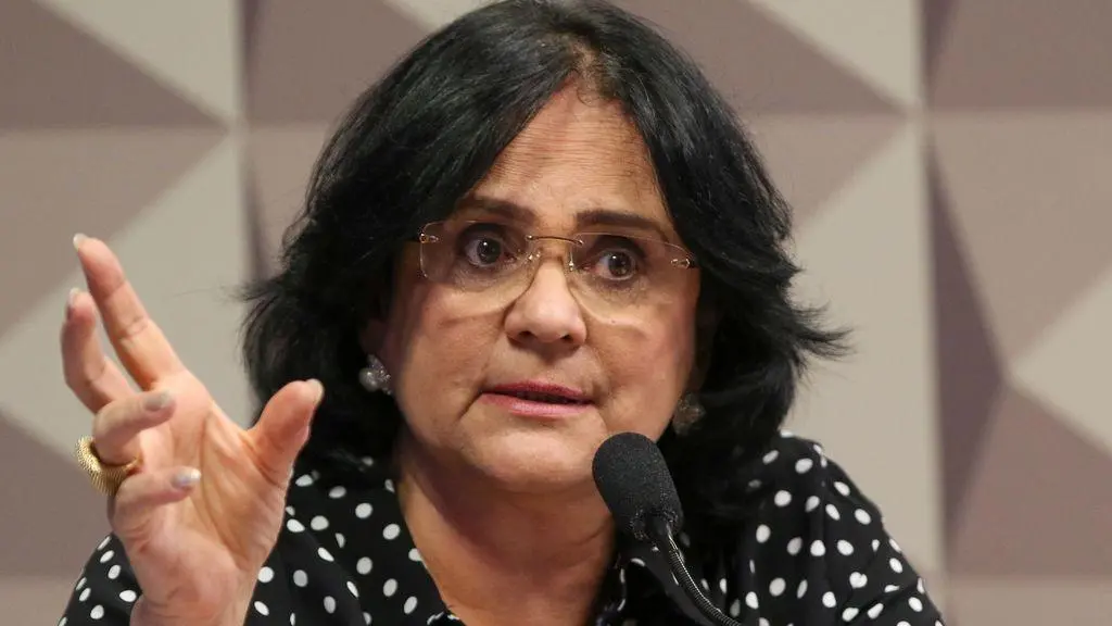 Imagem da notícia: Senadora Damares Alves é internada com quadro de paralisia facial