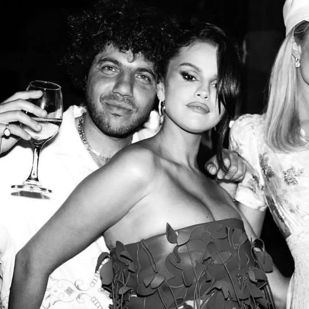 Imagem da notícia: Selena Gomez assume namoro com ex-produtor de Justin Bieber e rebate críticas