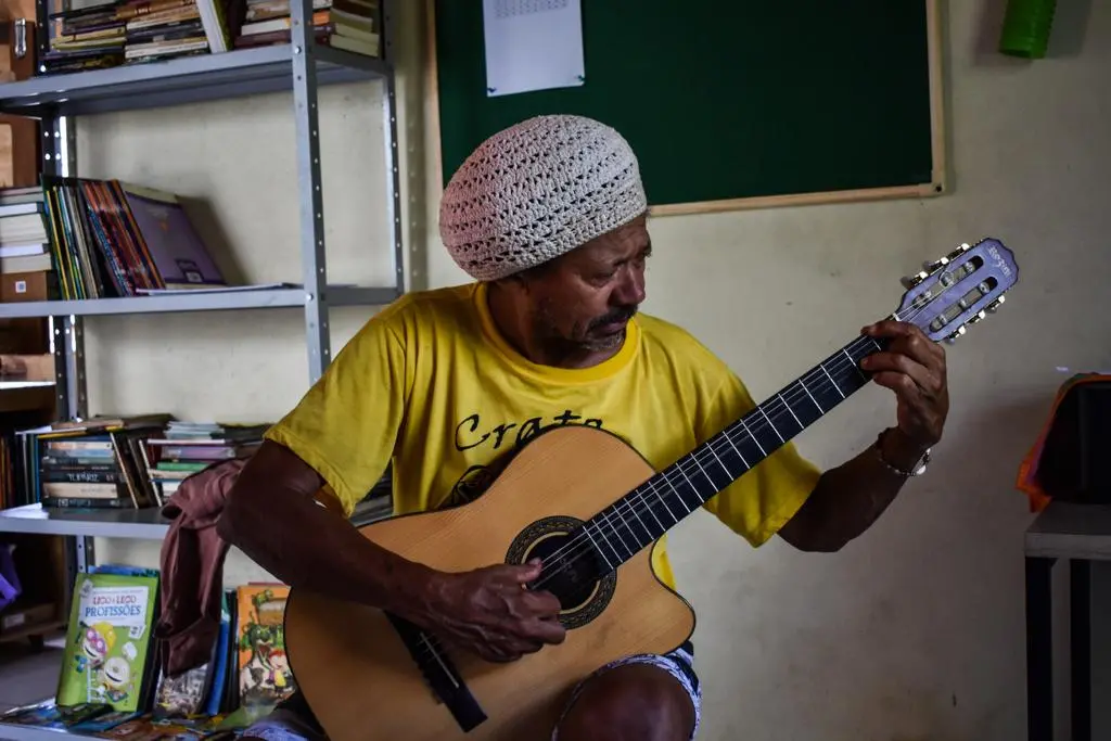 Imagem da notícia: Aécio de Zaira: o menino sem brinquedos construiu instrumentos musicais do lixo e virou mestre