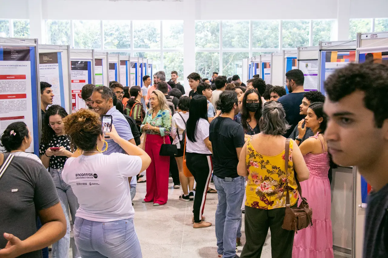 Imagem da notícia: Governo Federal cortou 13% da assistência estudantil nas universidades do CE nos últimos 7 anos