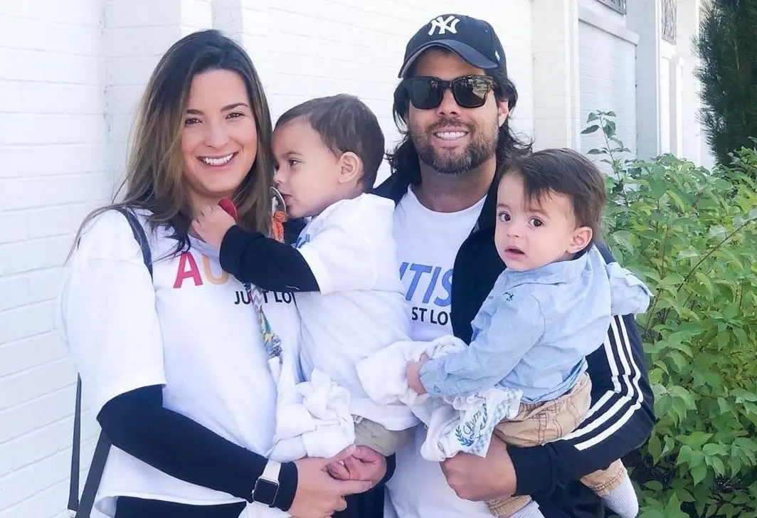 Yegor ao lado da esposa e filhos
