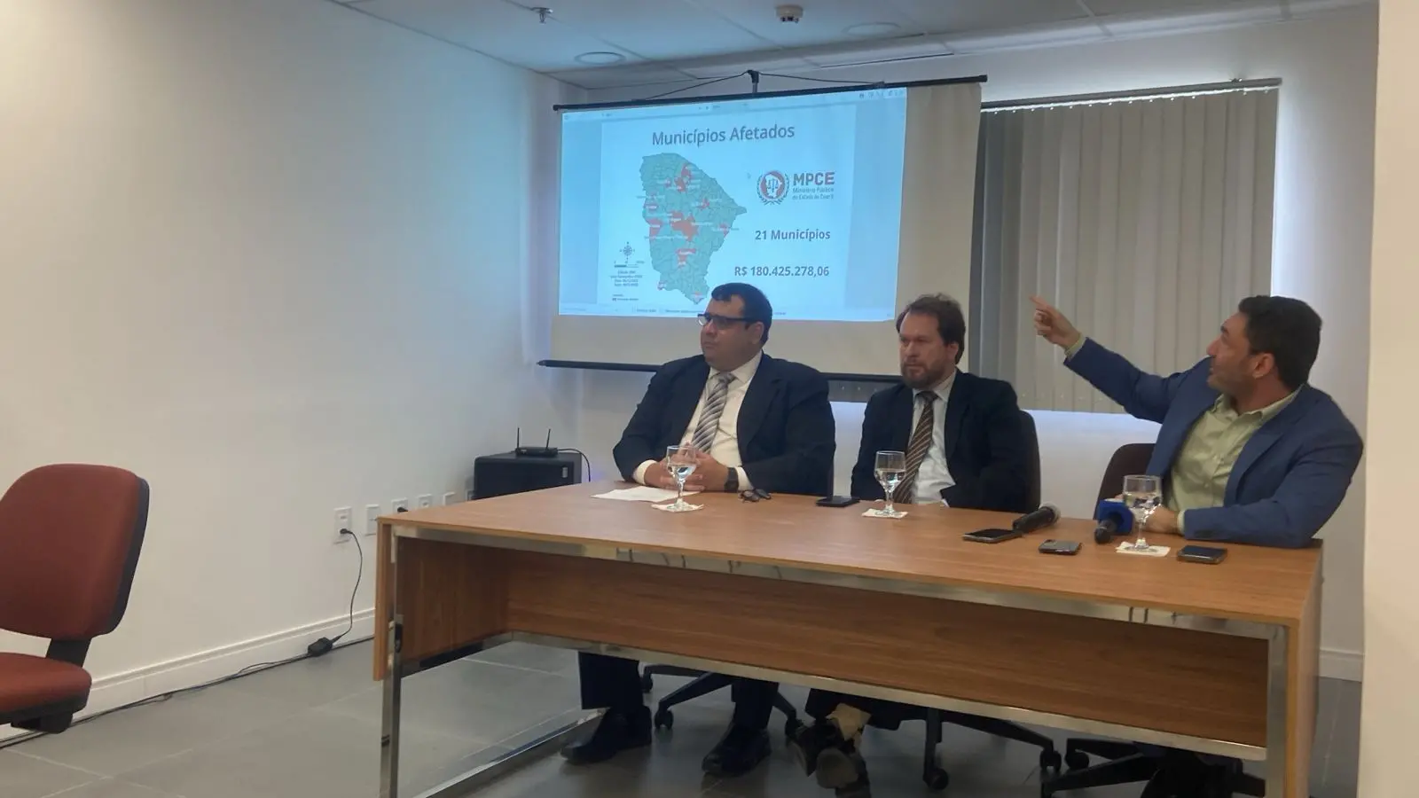 Imagem da notícia: Grupo suspeito de fraudar licitações em mais de 20 municípios cearenses é alvo de operação