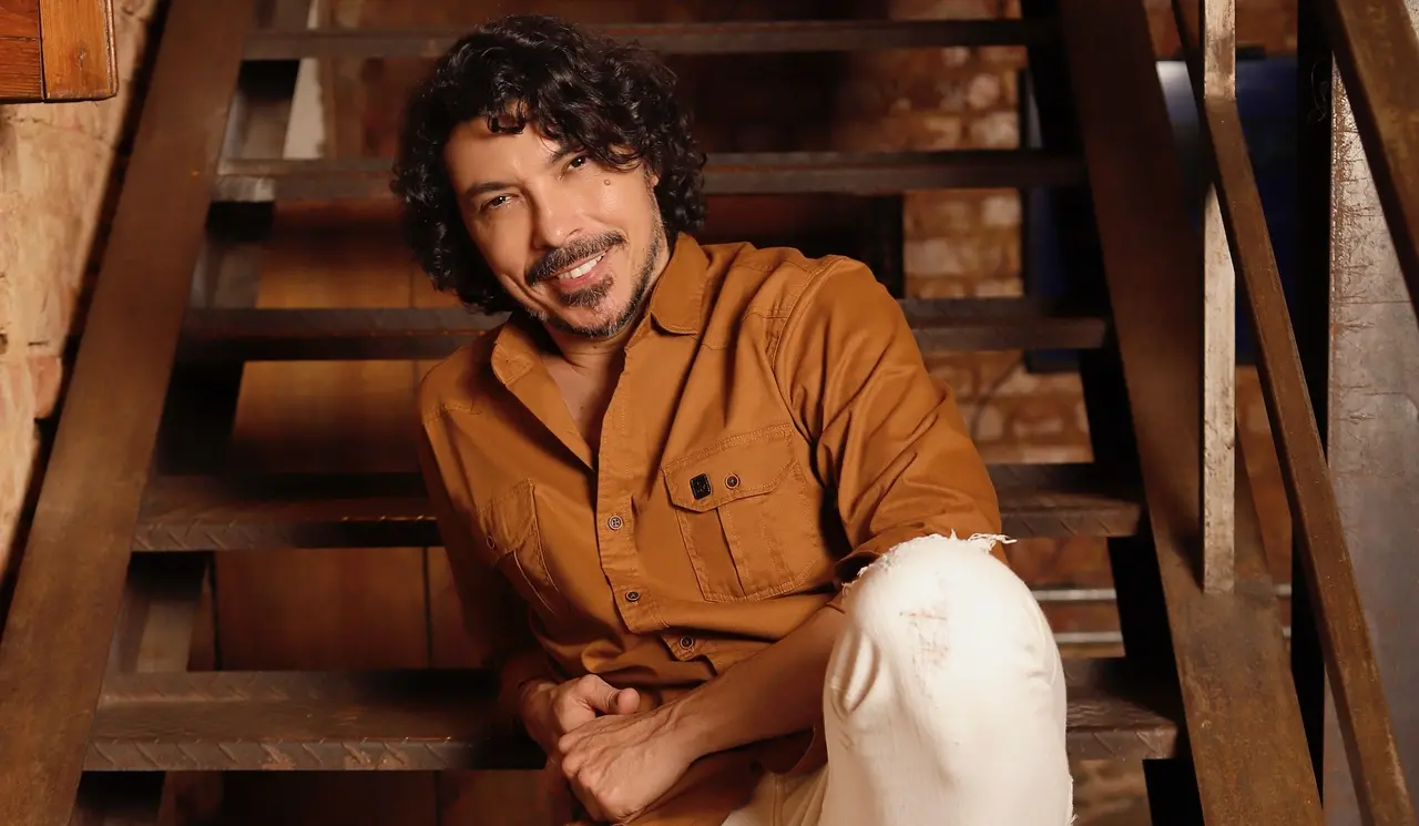 Imagem da notícia: Sidney de “Terra e Paixão”, ator cearense Paulo Roque comemora sucesso de personagem na novela