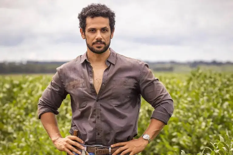 Imagem da notícia: Amaury Lorenzo é ameaçado de morte após ganhar prêmio que disputava no 'Melhores do Ano'