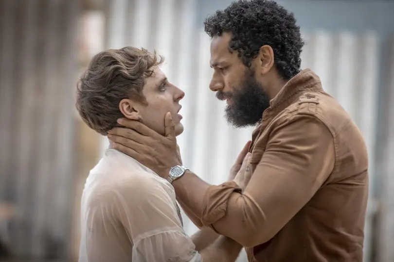 Imagem da notícia: Fãs celebram beijo de Kelvin e Ramiro na novela Terra e Paixão; veja cena