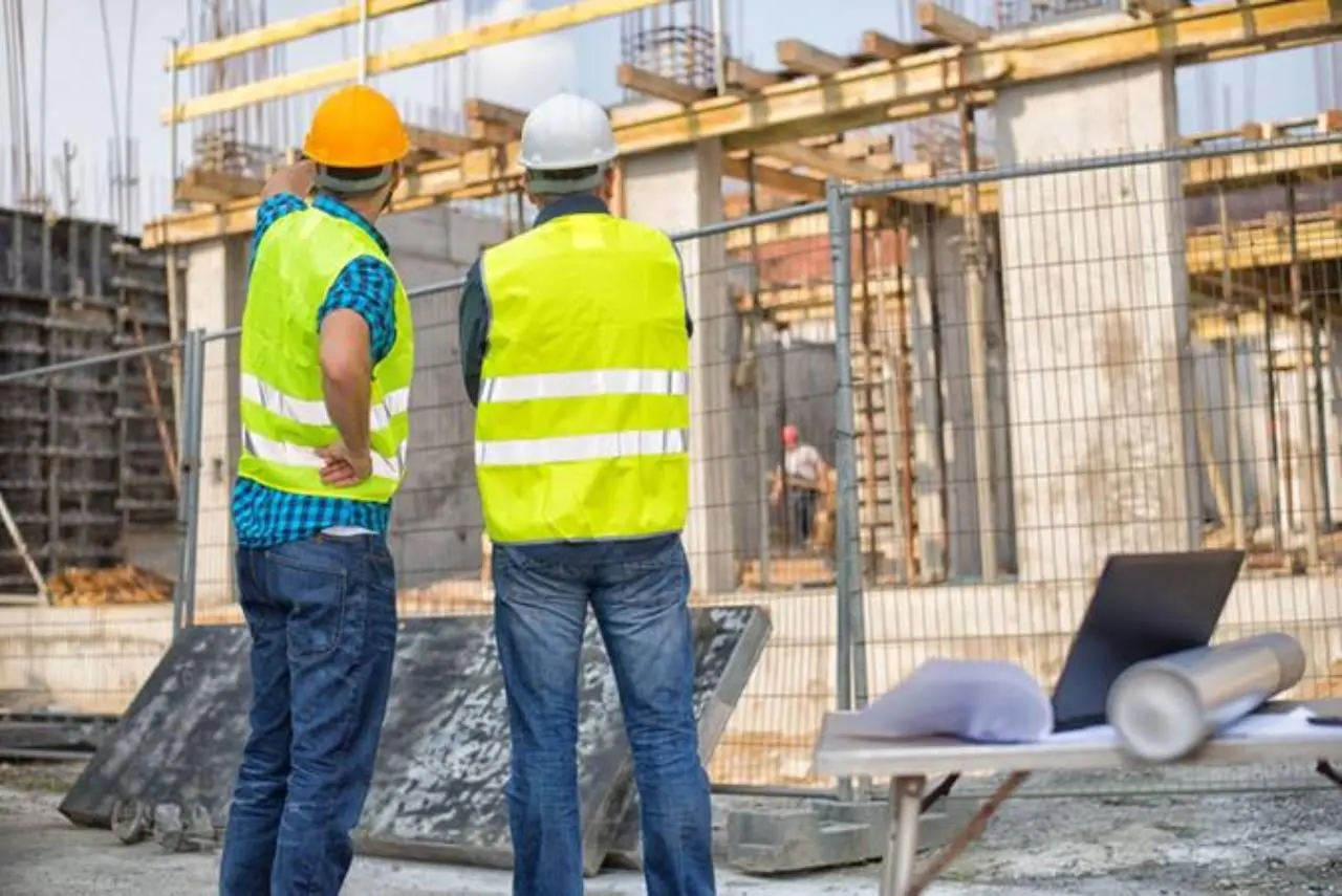 Engenheiros trabalhando em construção