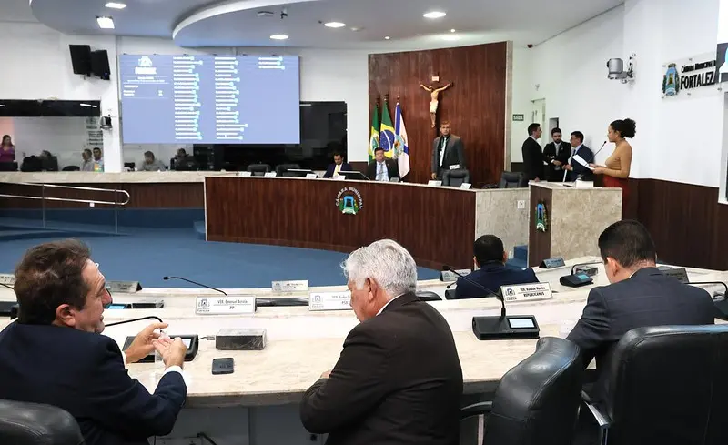 Imagem da notícia: Prefeitura de Fortaleza adia votação de desafetação de terrenos na Câmara: 'A derrota aconteceu'