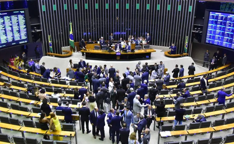 Imagem da notícia: Câmara e Senado derrubam veto de Lula sobre marco temporal 