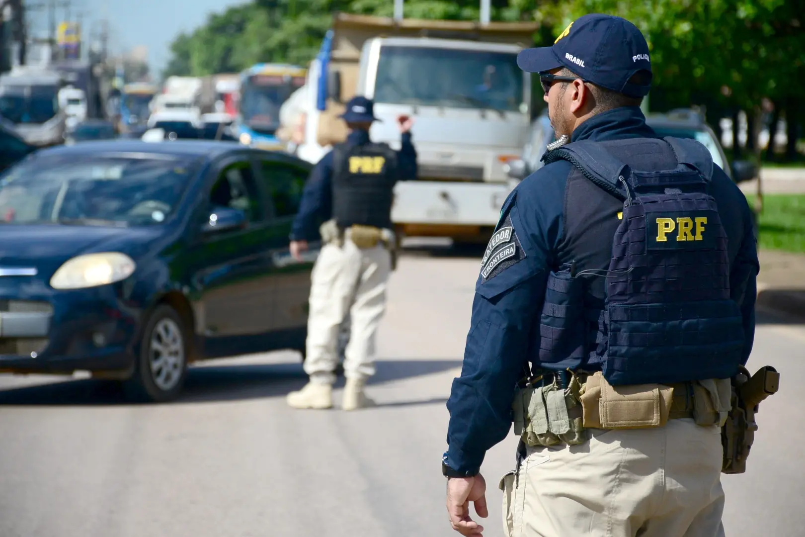 Imagem da notícia: Policial penal é autuado por receptação e desobediência após perseguição policial no Ceará 