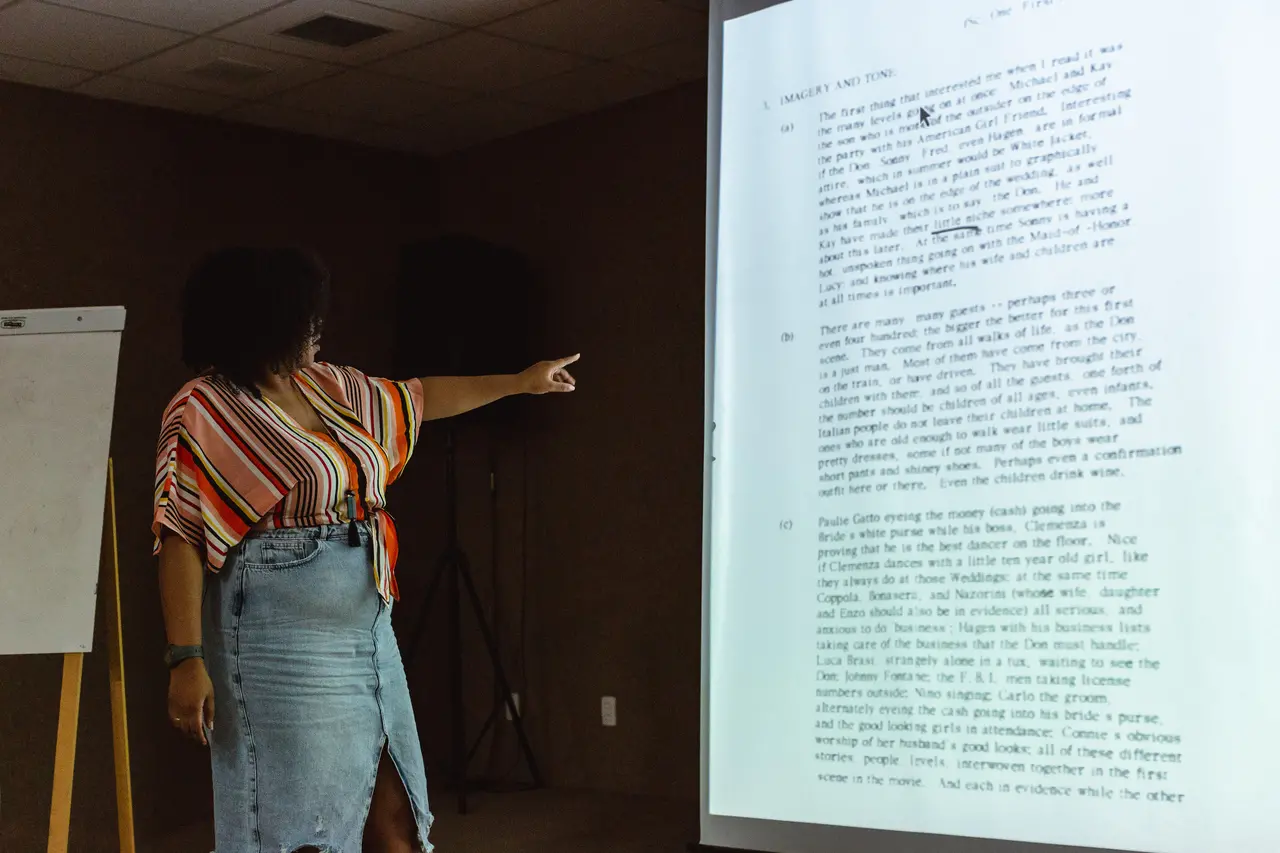 Laboratório de Cinema do Porto Iracema atua no desenvolvimento de roteiros do Ceará, Nordeste e Brasil; na foto, a tutora Jaqueline Souza em ação da formação
