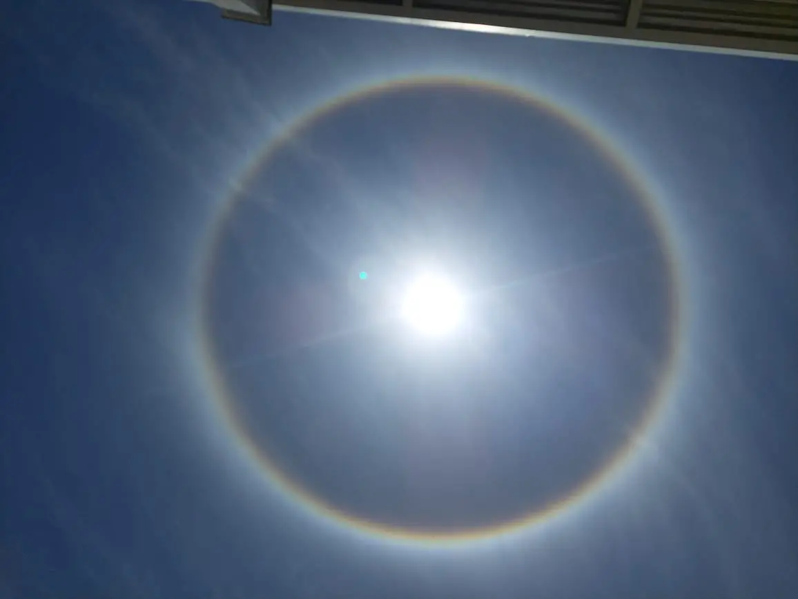 Imagem da notícia: Moradores do Ceará são surpreendidos por ‘arco-íris’ ao redor do Sol; entenda fenômeno do halo solar