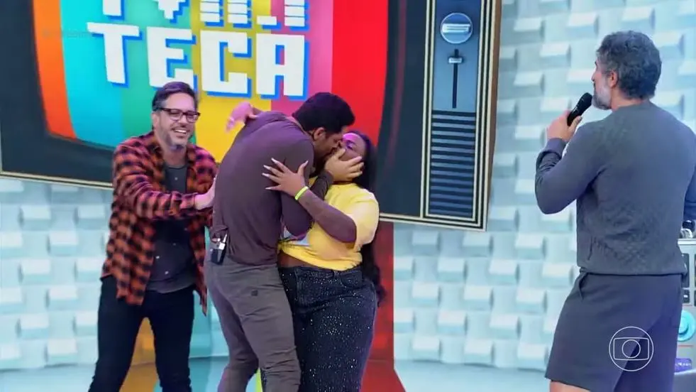 Imagem da notícia: Cauã Reymond e Jojo Todynho se beijam no palco do 'Caldeirão com Mion': 'é de irmão!'