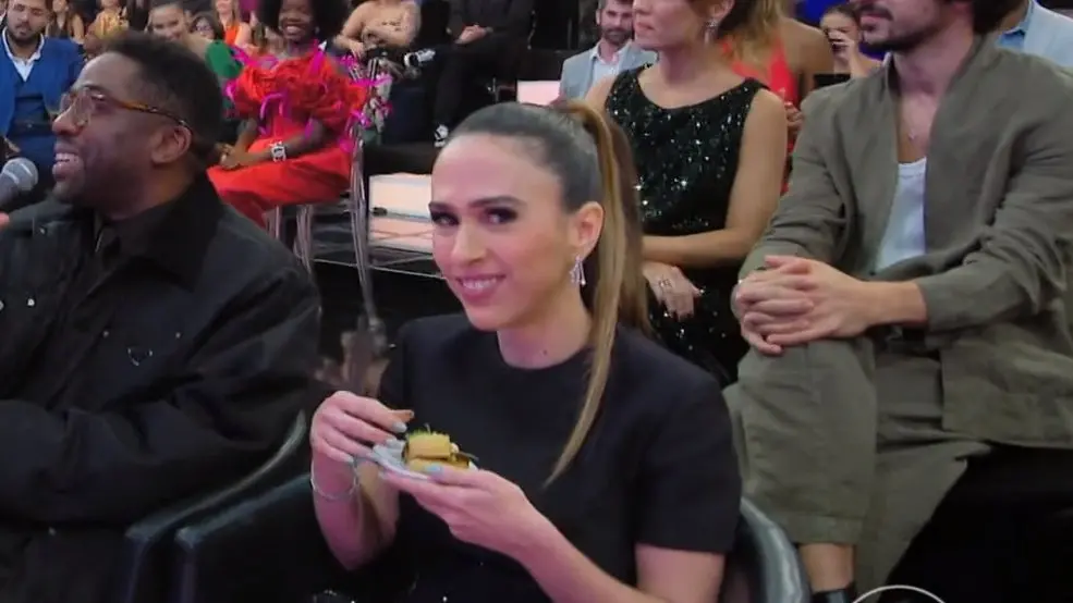 Imagem da notícia: Tata Werneck é flagrada comendo salgadinhos no ‘Melhores do Ano’ e cena viraliza