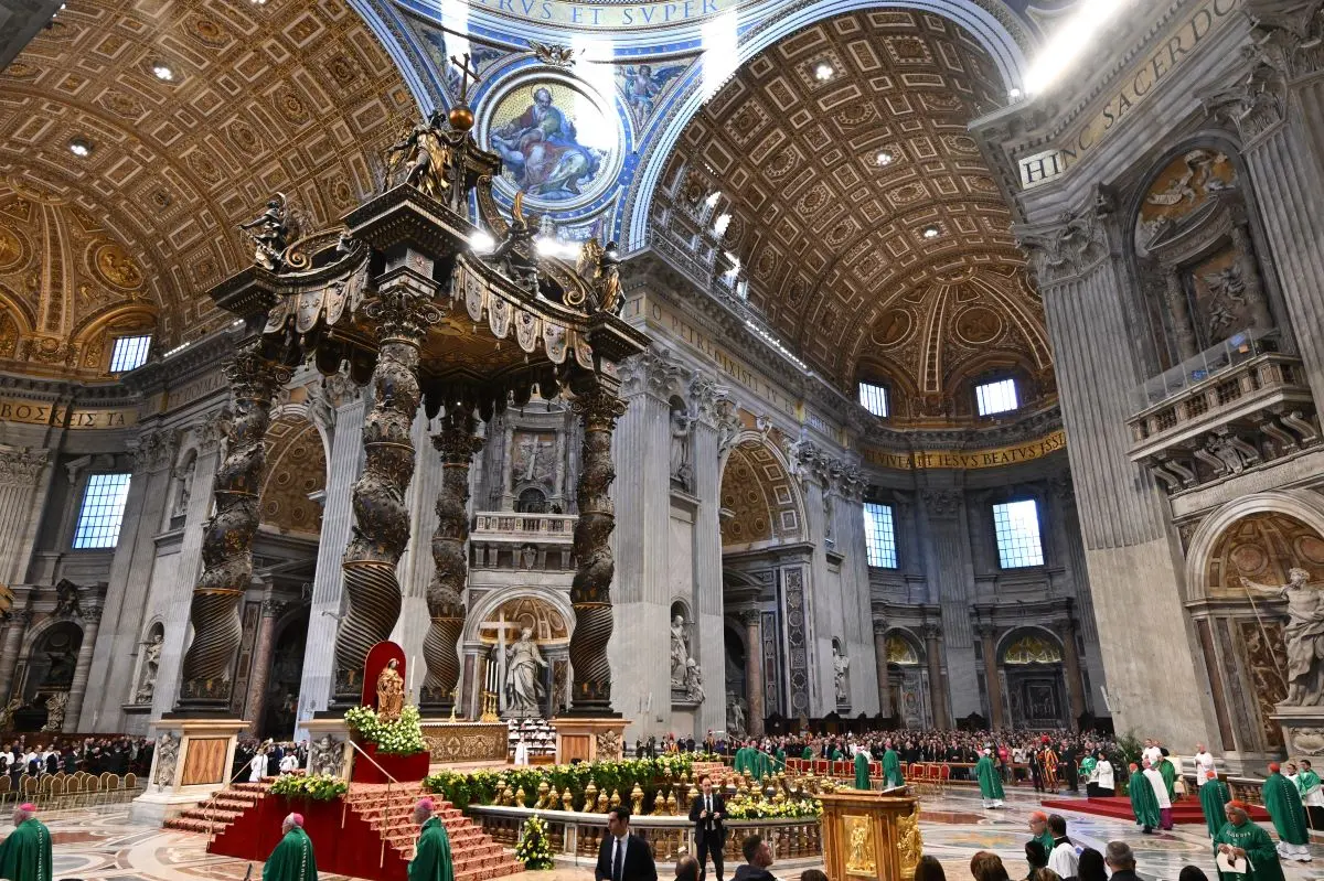 Imagem da notícia: Vaticano autoriza benção não litúrgica a casais do mesmo sexo; entenda