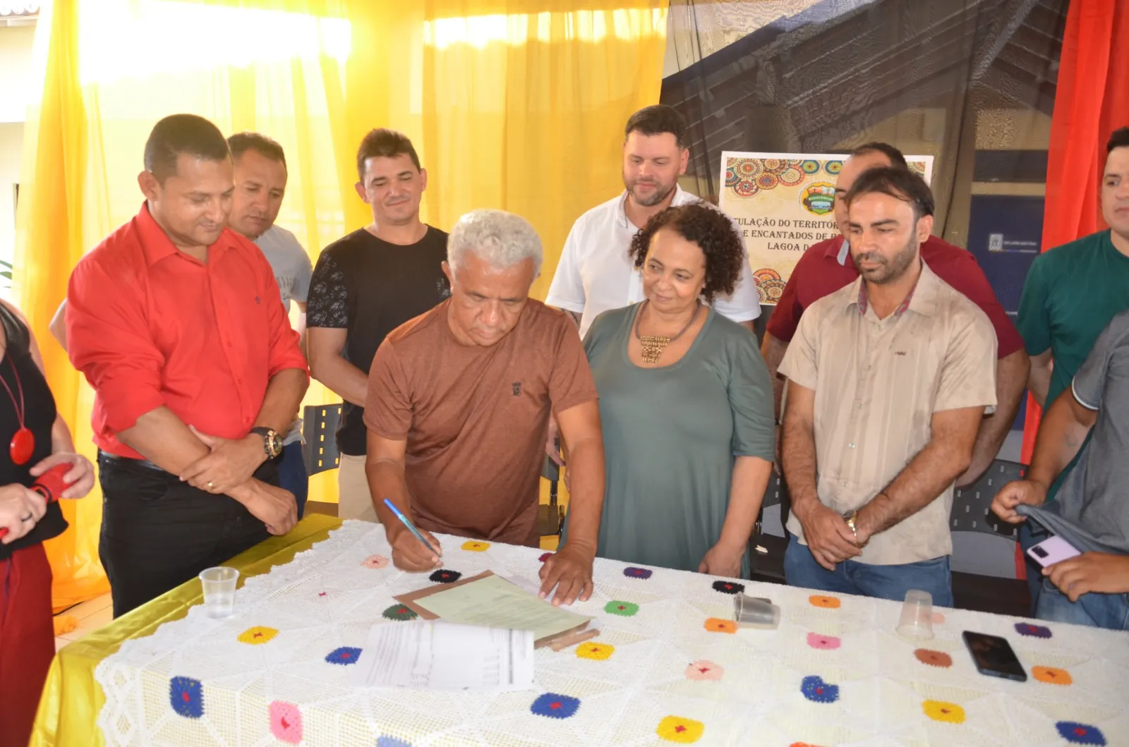 Presidente associação quilombola de Encantados do Bom Jardim/Lagoa das Pedras, Renato Baiano, assina documento de posse