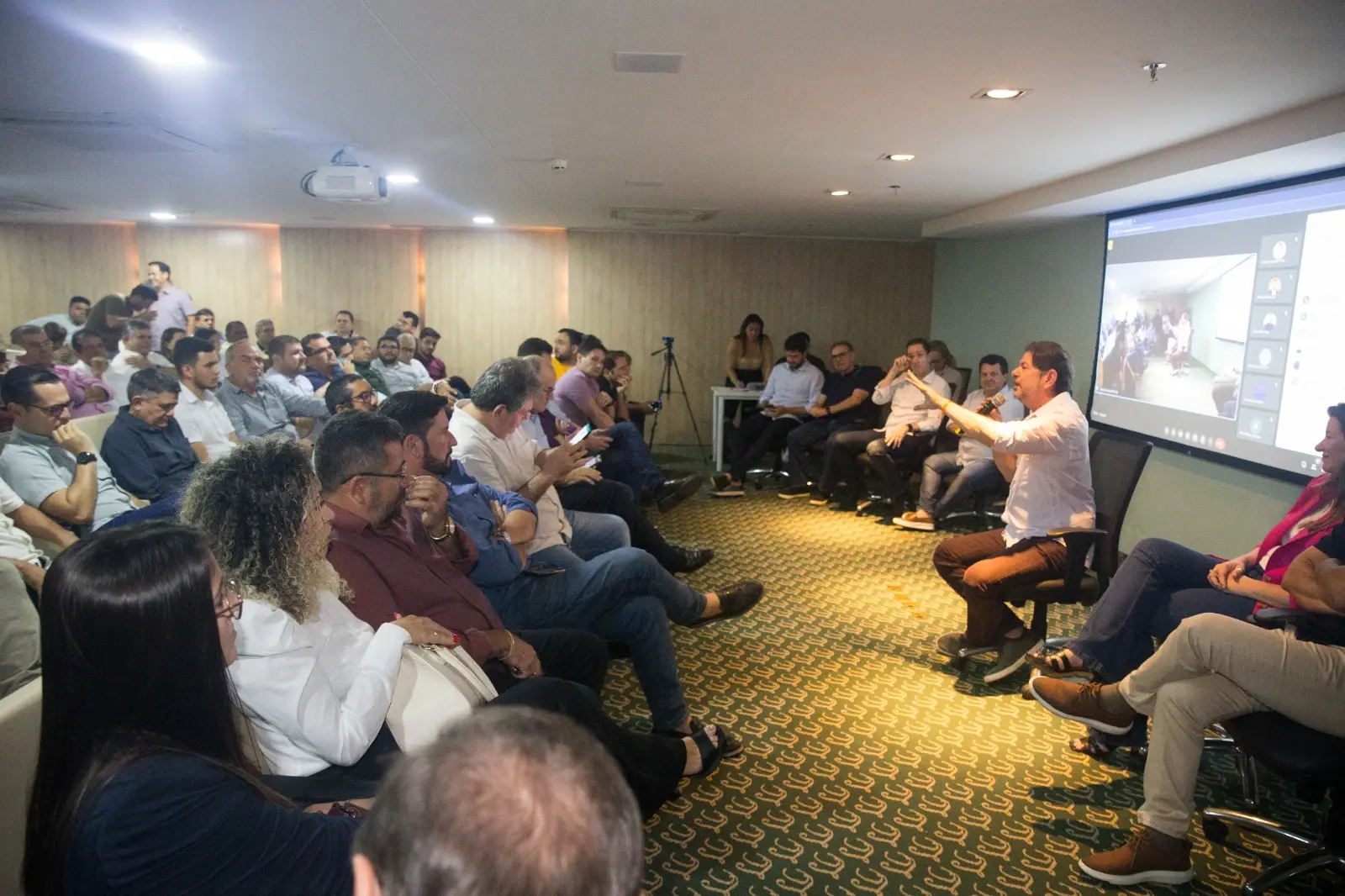 Imagem da notícia: Com preferência pelo PSB, grupo de Cid adia anúncio de novo partido para janeiro