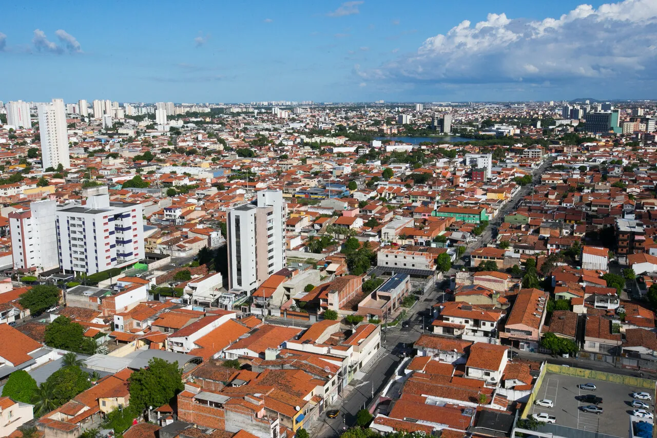É possível, inclusive, verificar que há espaços urbanos que sofrem muito mais do que outros, mesmo falando da mesma cidade, sobretudo em áreas mais vulneráveis socioeconomicamente