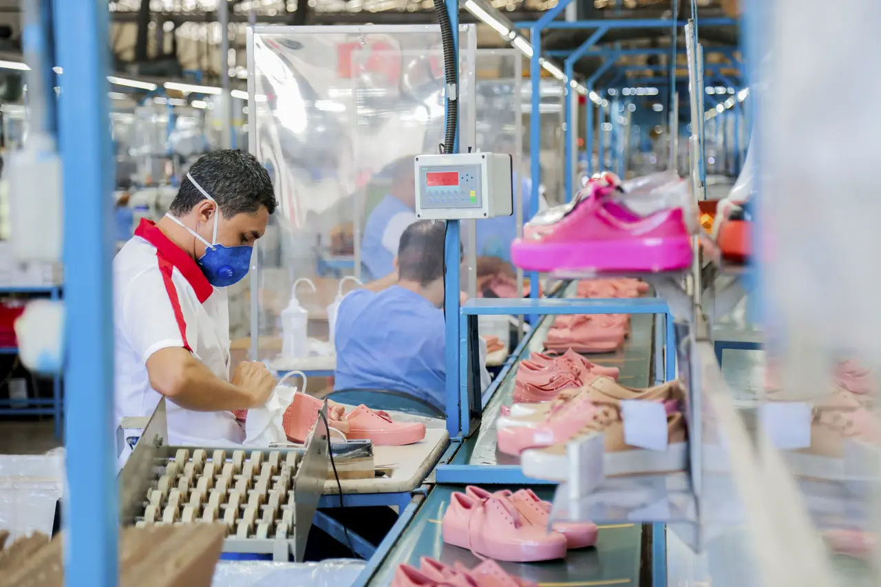 Imagem da notícia: Como o aumento das importações de calçados no Brasil pode afetar o mercado no Ceará? 