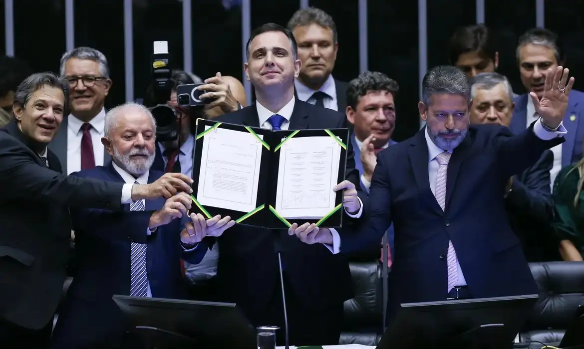 Imagem da notícia: Congresso promulga emenda constitucional da reforma tributária