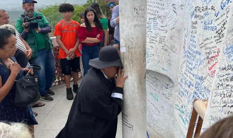 Imagem da notícia: Novo ministro do STJ, Teodoro Silva Santos visita estátua de padre Cícero para agradecer nomeação
