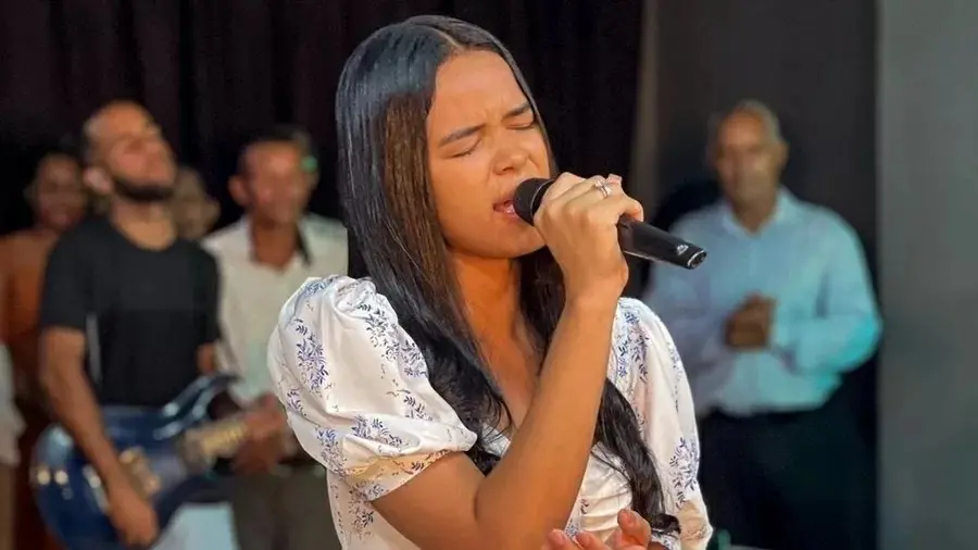 Imagem da notícia: Cantora gospel Aclécia Silva morre aos 18 anos em acidente entre ambulância e carreta na Bahia