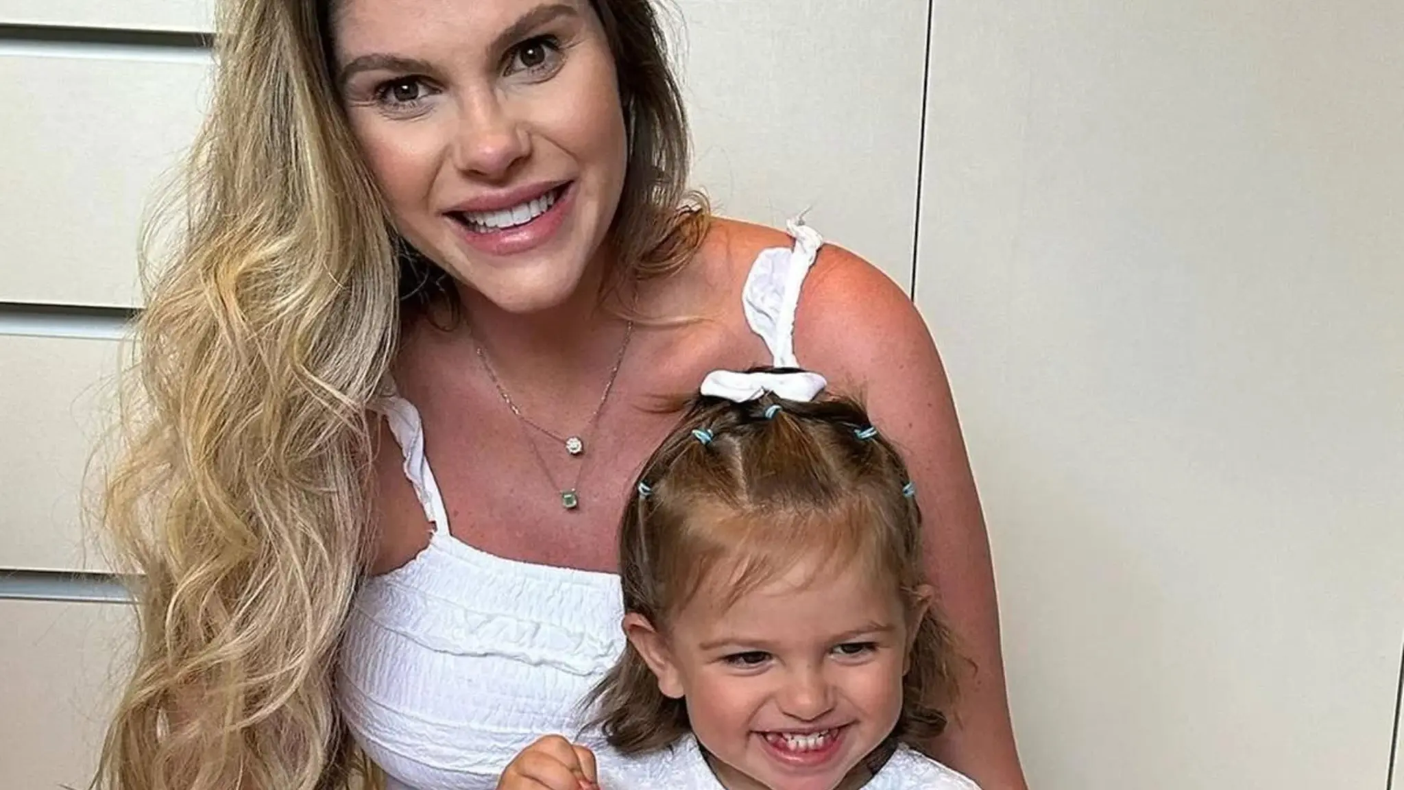 Imagem da notícia: Filha de Bárbara Evans faz fisioterapia após cirurgia no pulmão