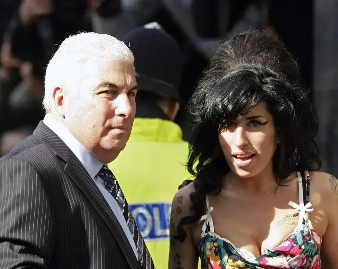 Imagem da notícia: Pai de Amy Winehouse processa amigas da filha e pede mais de R$ 4,5 milhões