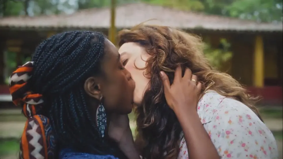 Imagem da notícia: Atrizes celebram cena de beijo de Menah e Mara em 'Terra e Paixão': 'Finalmente'