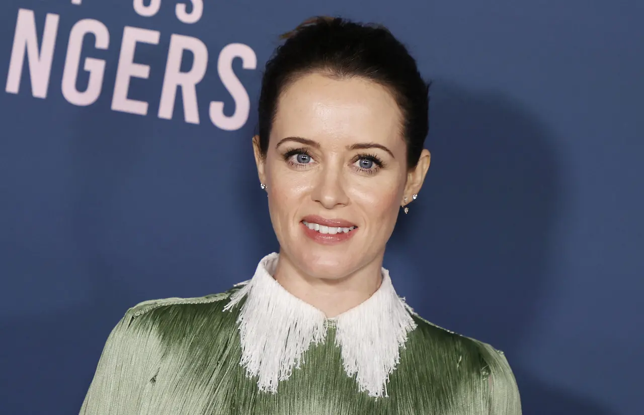 Imagem da notícia: Atriz Claire Foy viraliza ao se recusar a assinar autógrafo com caneta azul; entenda motivo