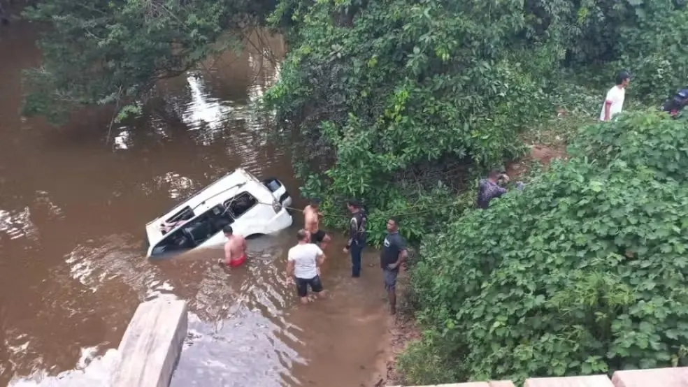 Imagem da notícia: Cinco pessoas da mesma família morrem afogados após carro cair em rio em Rondônia